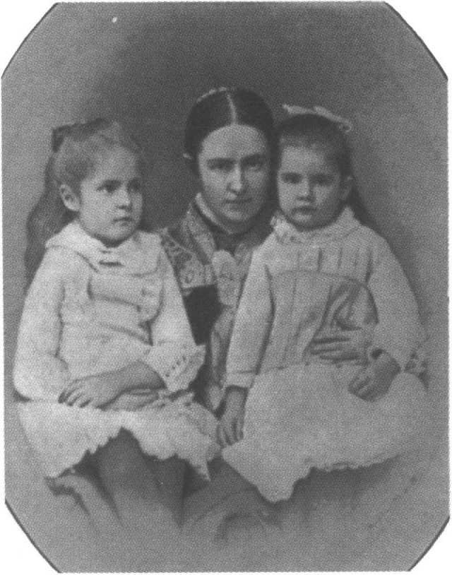 Миссис Клеменс с дочерьми Кларой и Сузи