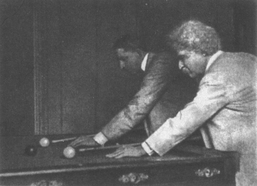 Марк Твен и Альберт Биглоу Пейн за бильярдом в доме на Пятой авеню, 1907 год