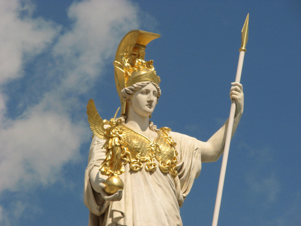 Если не верите, найдите эту Афину в интернете и убедитесь, что она в золотом шлеме.