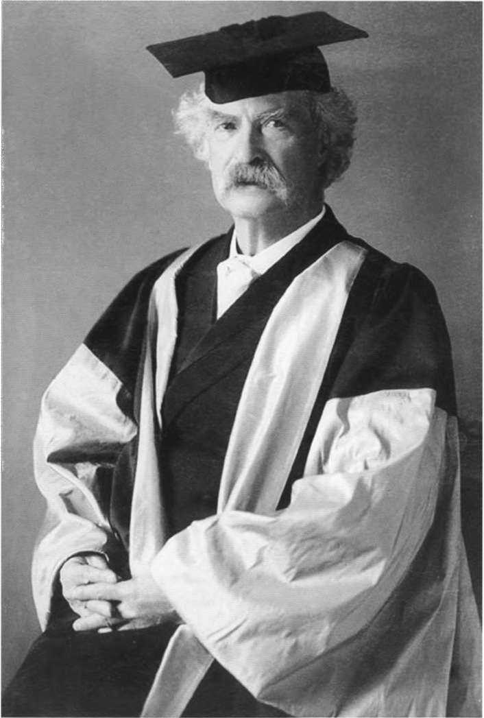 Марк Твен в оксфордской мантии. 1907 г.