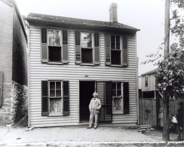 Марк Твен перед домом своего детства в Ганнибале
